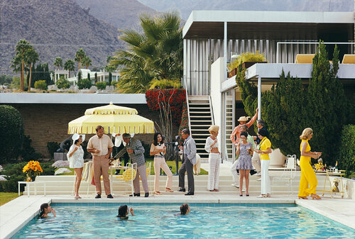 Slim Aarons 'Poolside Host' di Slim Aarons, Fotografia in vendita su Singulart
