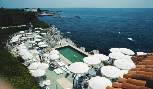 Slim Aarons 'Hotel Du Cap-Eden-Roc' par Slim Aarons, Photographie en vente sur Singulart