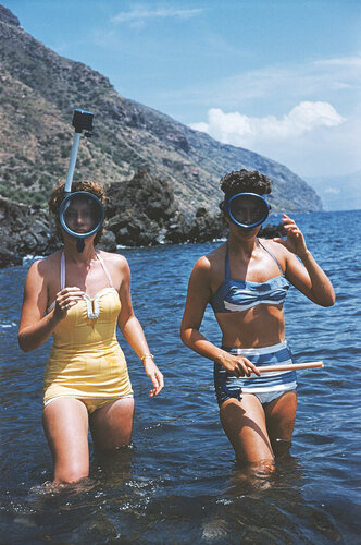 Slim Aarons 'Snorkelling' van Slim Aarons, Fotografie te koop op Singulart