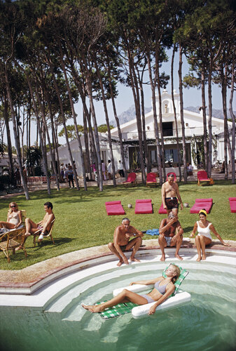 Slim Aarons 'Marbella House Party' par Slim Aarons, Photographie en vente sur Singulart