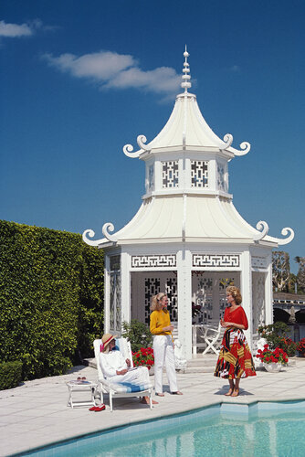 Slim Aarons 'Palm Peach Pagoda' von Slim Aarons, Fotografie kaufen auf Singulart