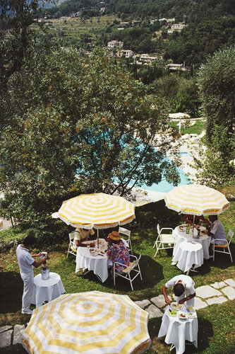 Slim Aarons 'Chateau Saint-Martin' von Slim Aarons, Fotografie kaufen auf Singulart