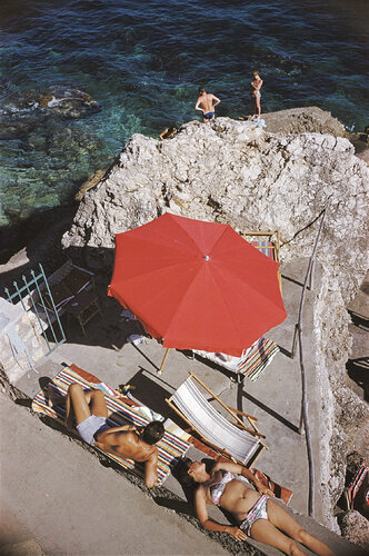 Slim Aarons 'La Canzone Del Mare' di Slim Aarons, Fotografia in vendita su Singulart