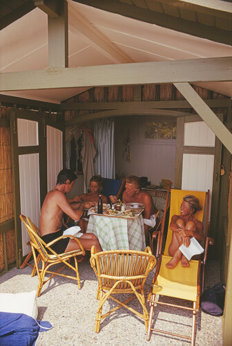 Slim Aarons 'Jourdan And Douglas' di Slim Aarons, Fotografia in vendita su Singulart