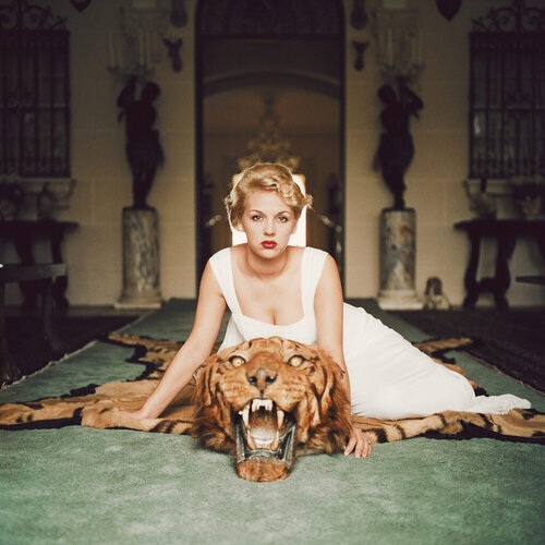Slim Aarons 'Beauty and the Beast' Mid-century Modern Photography van Slim Aarons, Fotografie te koop op Singulart