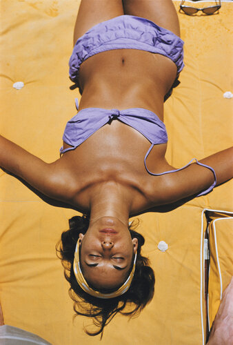 Slim Aarons 'Sun Worship' di Slim Aarons, Fotografia in vendita su Singulart