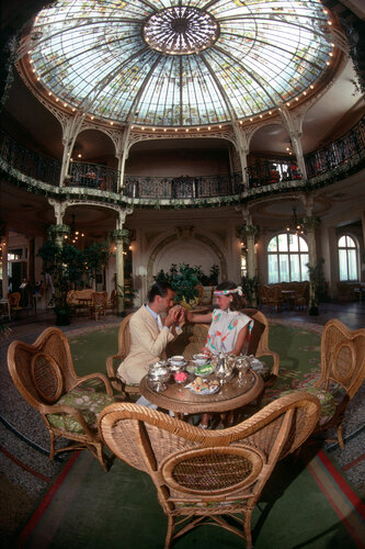 Slim Aarons 'Sweet Tooth' van Slim Aarons, Fotografie te koop op Singulart