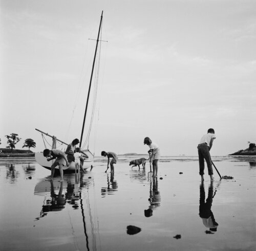 Slim Aarons 'Digging For Clams' von Slim Aarons, Fotografie kaufen auf Singulart