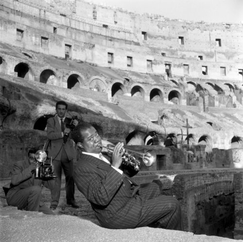Slim Aarons 'The King Of Jazz' von Slim Aarons, Fotografie kaufen auf Singulart