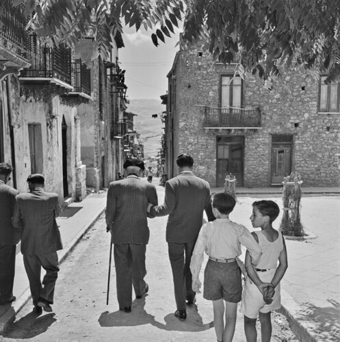 Slim Aarons 'Lucky For Some' van Slim Aarons, Fotografie te koop op Singulart