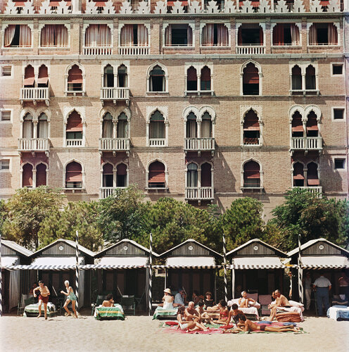 Slim Aarons 'Hotel Excelsior' van Slim Aarons, Fotografie te koop op Singulart