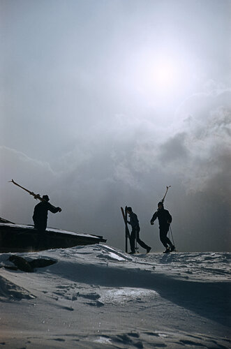 Slim Aarons 'Cranmore Mountain Skiers' van Slim Aarons, Fotografie te koop op Singulart