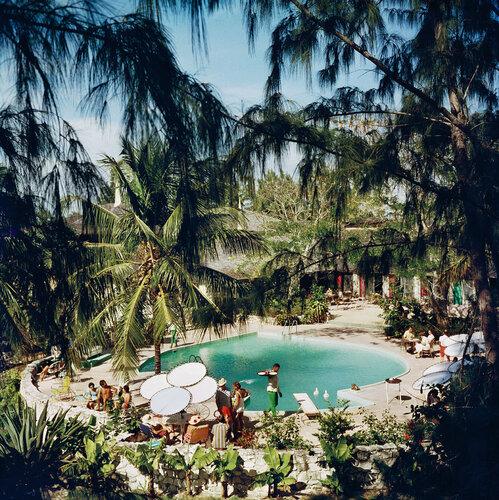 Slim Aarons 'Eleuthera Pool Party' van Slim Aarons, Fotografie te koop op Singulart