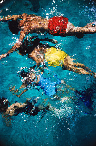 Slim Aarons 'Swimming In The Bahamas' di Slim Aarons, Fotografia in vendita su Singulart