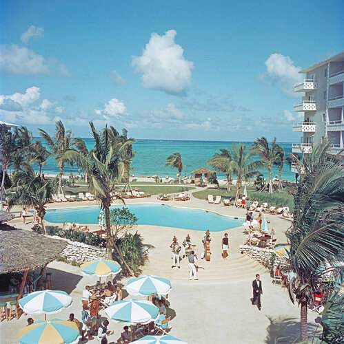 Slim Aarons 'Nassau Beach Hotel' par Slim Aarons, Photographie en vente sur Singulart