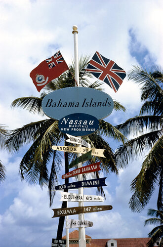 Slim Aarons 'Bahamas Signpost' van Slim Aarons, Fotografie te koop op Singulart