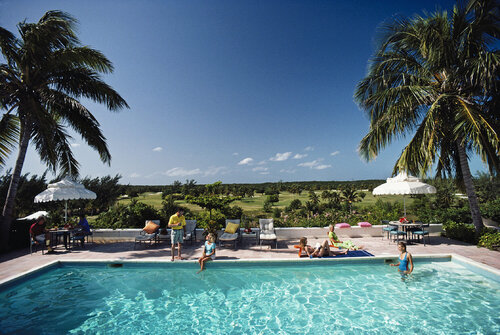 Slim Aarons 'Cotton Bay' van Slim Aarons, Fotografie te koop op Singulart