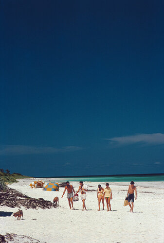 Slim Aarons 'Harbour Isle Beach' von Slim Aarons, Fotografie kaufen auf Singulart