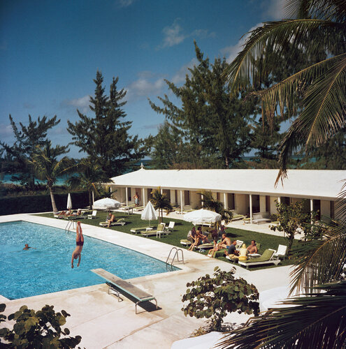 Slim Aarons 'Taking the Plunge' par Slim Aarons, Photographie en vente sur Singulart