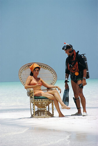 Slim Aarons 'A Friendly Chat' di Slim Aarons, Fotografia in vendita su Singulart