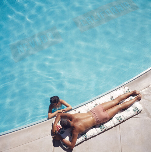 Slim Aarons 'Lake Tahoe Couple' di Slim Aarons, Fotografia in vendita su Singulart