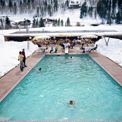 Slim Aarons 'Snow Round The Pool' par Slim Aarons, Photographie en vente sur Singulart