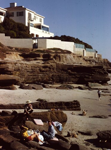 Slim Aarons 'Beach Picnic' di Slim Aarons, Fotografia in vendita su Singulart