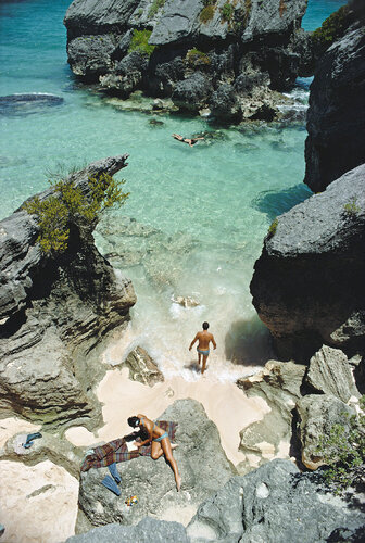Slim Aarons 'Holidaymakers in Bermuda' van Slim Aarons, Fotografie te koop op Singulart