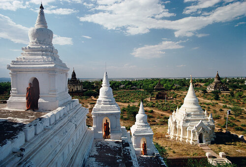 Slim Aarons 'White Pagoda' di Slim Aarons, Fotografia in vendita su Singulart