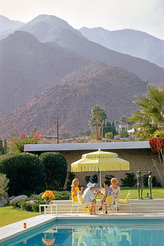 Slim Aarons 'Poolside Scenery' di Slim Aarons, Fotografia in vendita su Singulart