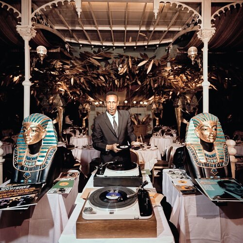 Slim Aarons 'Slim And Sphinx' van Slim Aarons, Fotografie te koop op Singulart