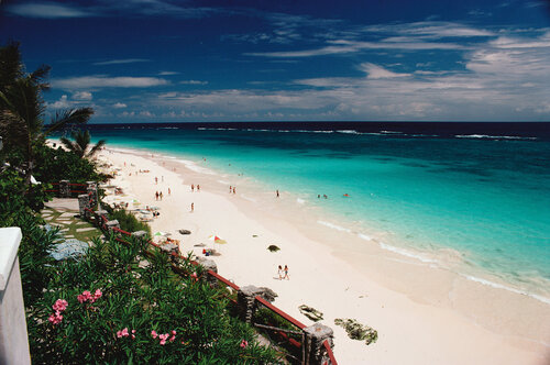 Slim Aarons 'Coral Beach' di Slim Aarons, Fotografia in vendita su Singulart