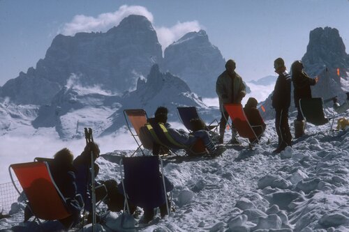 Slim Aarons 'Cortina d'Ampezzo' van Slim Aarons, Fotografie te koop op Singulart