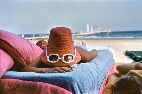 Slim Aarons 'Sunbathing In Venice' van Slim Aarons, Fotografie te koop op Singulart