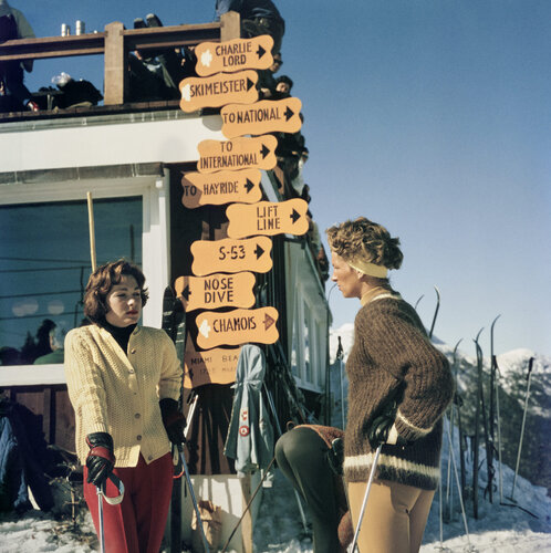 Slim Aarons 'Skiing In Stowe' di Slim Aarons, Fotografia in vendita su Singulart