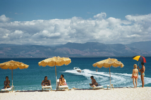 Slim Aarons 'Private Island, Philippines' di Slim Aarons, Fotografia in vendita su Singulart