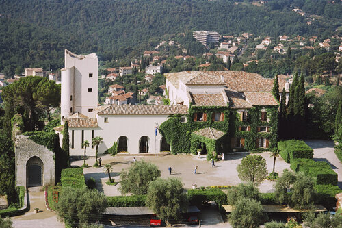 Slim Aarons 'Chateau Saint-Martin' von Slim Aarons, Fotografie kaufen auf Singulart