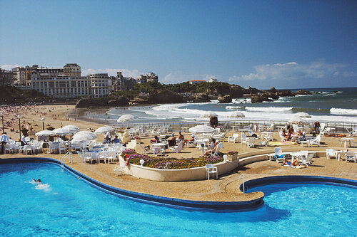 Slim Aarons 'Hotel Du Palais Biarritz' van Slim Aarons, Fotografie te koop op Singulart