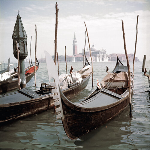 Slim Aarons 'Venice Gondolas' di Slim Aarons, Fotografia in vendita su Singulart