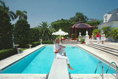 Slim Aarons 'Pool And Parasol' di Slim Aarons, Fotografia in vendita su Singulart