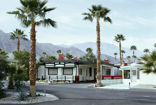 Slim Aarons 'Capote's House' di Slim Aarons, Fotografia in vendita su Singulart
