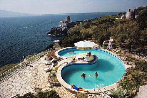 Slim Aarons 'Pool At Villa Gli Arieti' di Slim Aarons, Fotografia in vendita su Singulart