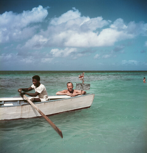 Slim Aarons 'Coward Abroad' von Slim Aarons, Fotografie kaufen auf Singulart