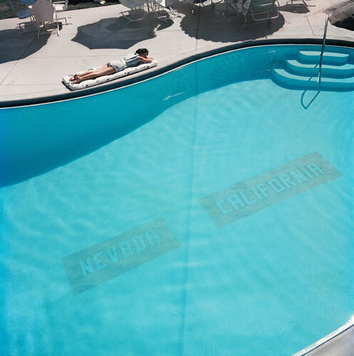 Slim Aarons 'State Line' di Slim Aarons, Fotografia in vendita su Singulart