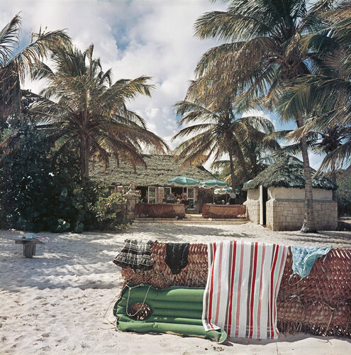 Slim Aarons 'Antigua Beach Club' par Slim Aarons, Photographie en vente sur Singulart