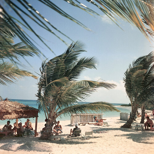 Slim Aarons 'Mill Reef Club, Antigua' par Slim Aarons, Photographie en vente sur Singulart