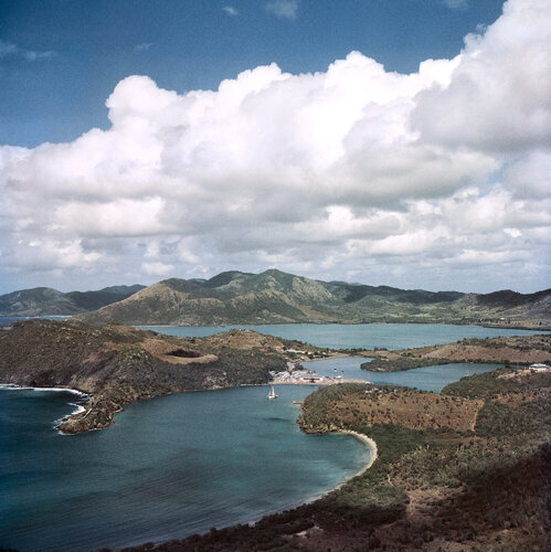 Slim Aarons 'English Harbour, Antigua' di Slim Aarons, Fotografia in vendita su Singulart