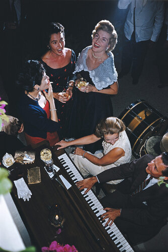 Slim Aarons 'San Antonio Party' di Slim Aarons, Fotografia in vendita su Singulart