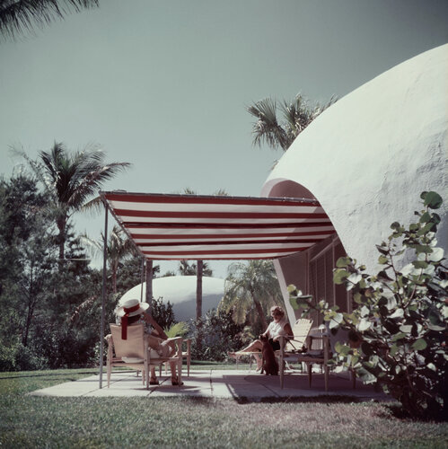 Slim Aarons 'Hobe Sound Bubble Houses' di Slim Aarons, Fotografia in vendita su Singulart