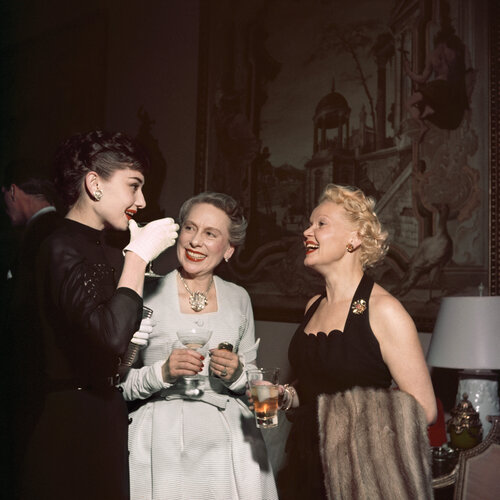 Slim Aarons 'Hepburn And Friends' van Slim Aarons, Fotografie te koop op Singulart
